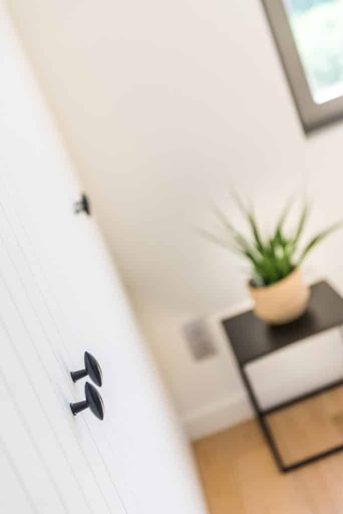 Detail greep landelijke maatkast in hal