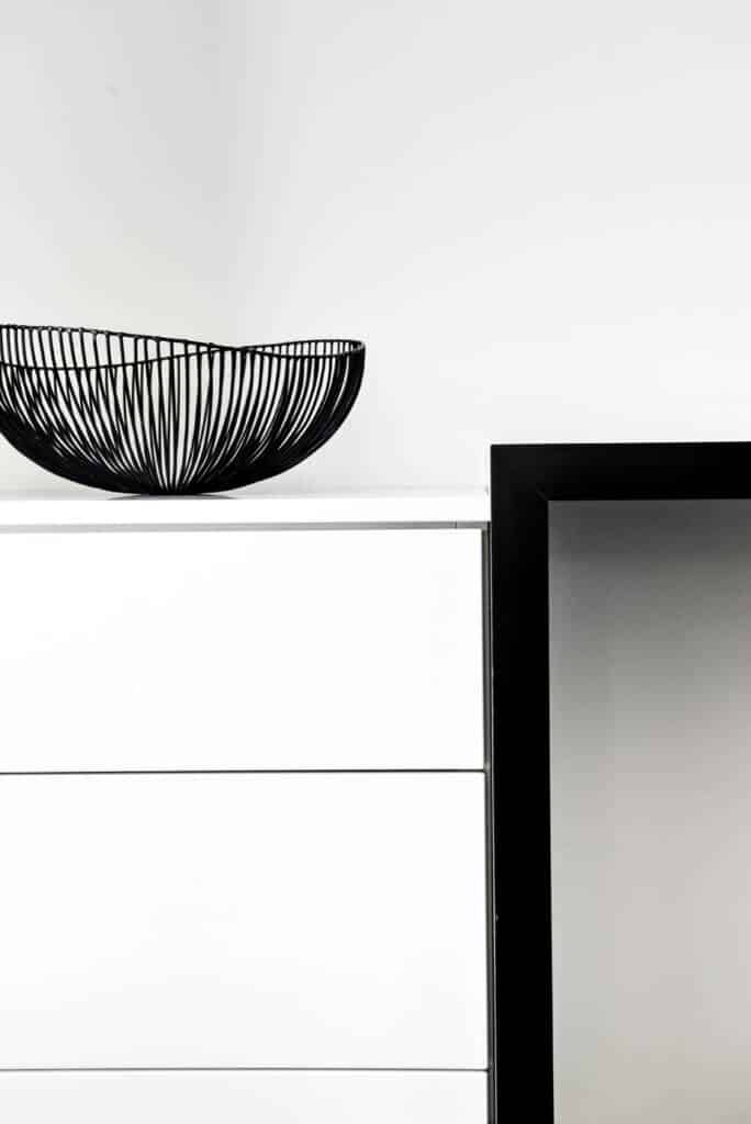 Detail modern bureau zwart wit