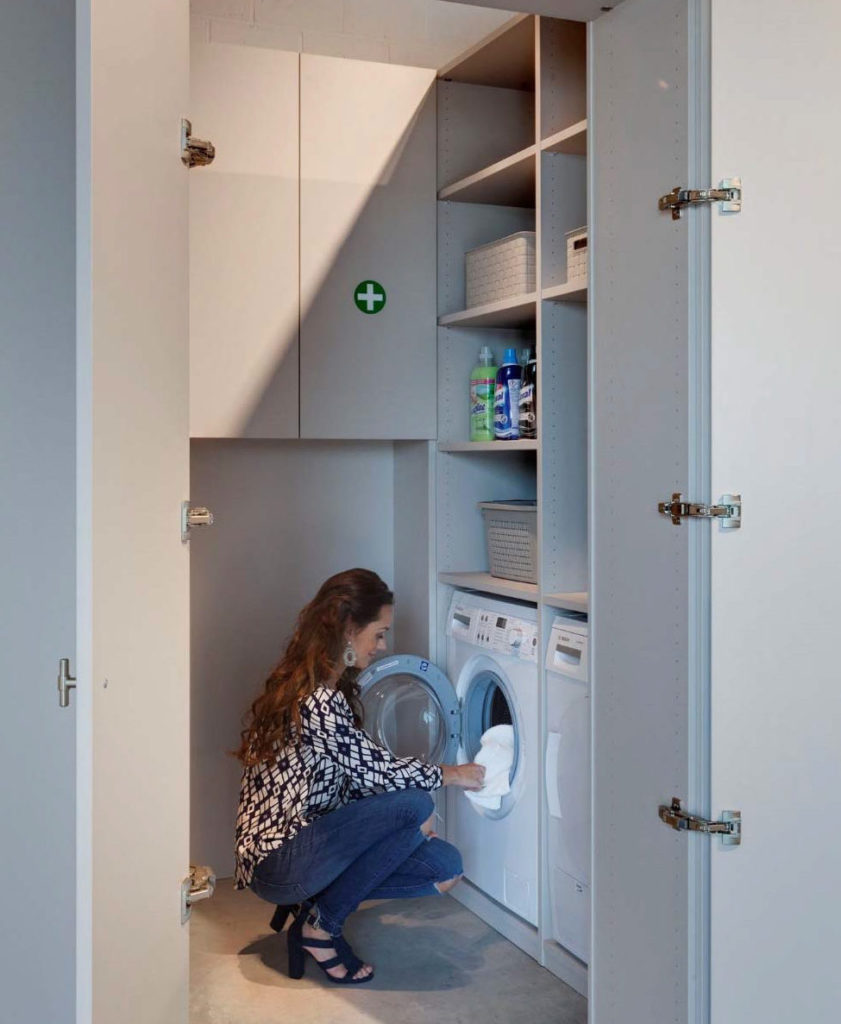 Opbergkasten in berging met wasmachine Opbergkasten in berging met wasmachine
