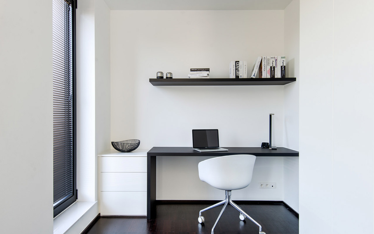 Modern bureau in zwart-wit