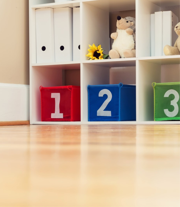 Kinderkamer manden in kast. Georganiseerde kinderkamer met manden in maatkast.