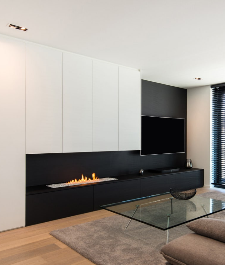 Tv-meubel met zwart-wit contrast met ingebouwde gashaard