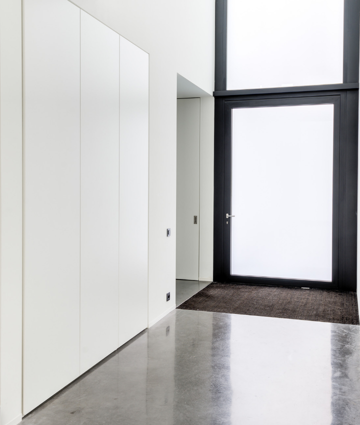 Vestiairekast in industriële inkomhal Strakke vestiaire in inkomhal