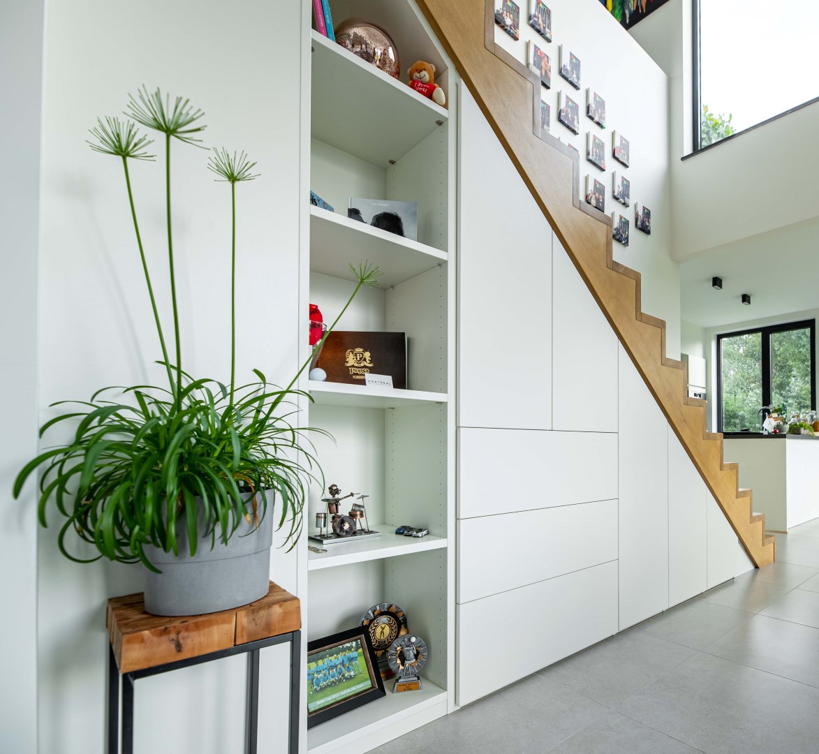 Placard sur mesure sous l’escalier dans le living