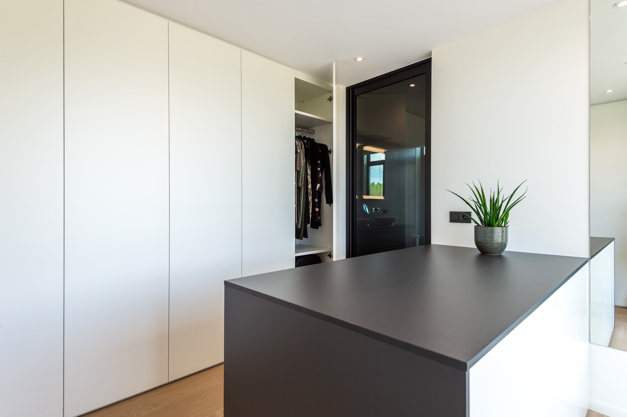 Gesloten dressing met zwarte afwerking detail open kast