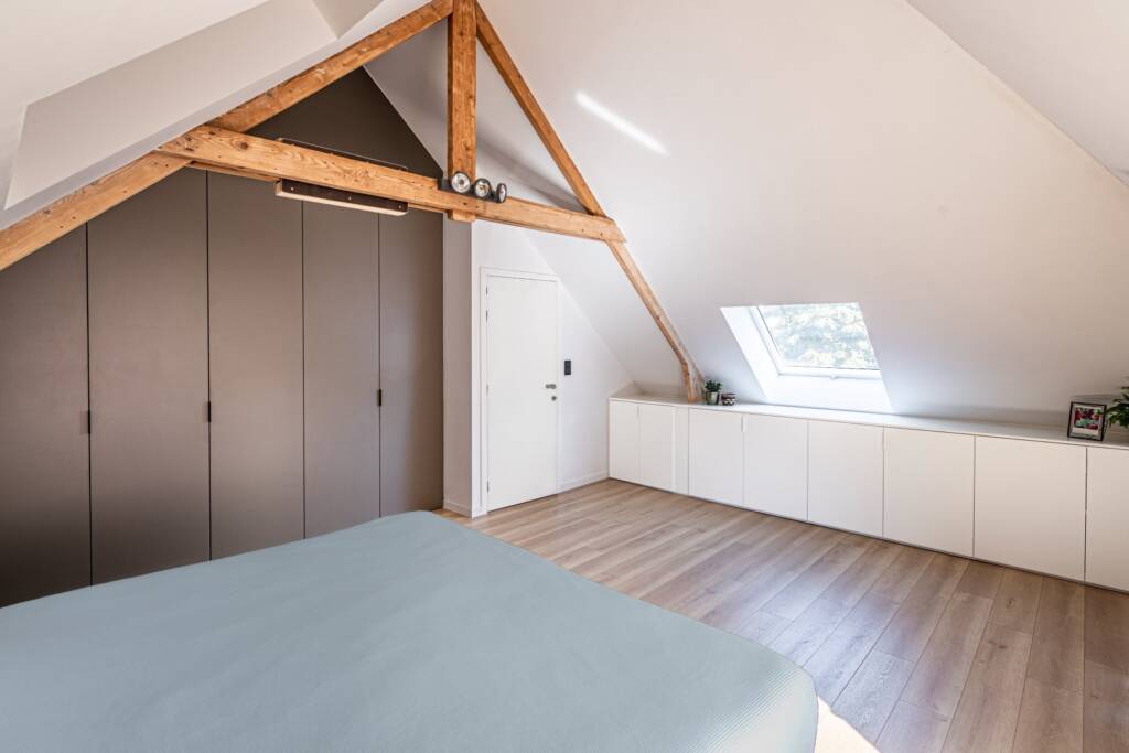 Zolderkamer met afgeschuinde kasten Zolderkamer met afgeschuinde kasten