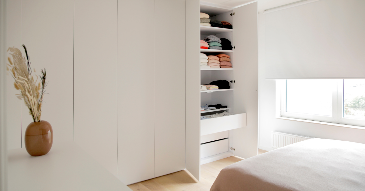 dressingkast-wit-open-deur Slaapkamerkast op maat greeploze deuren