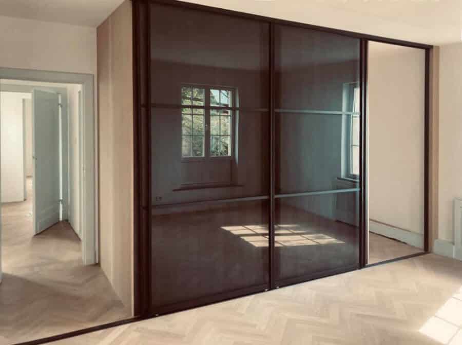 Dressing met links de nachthal en rechts de badkamer