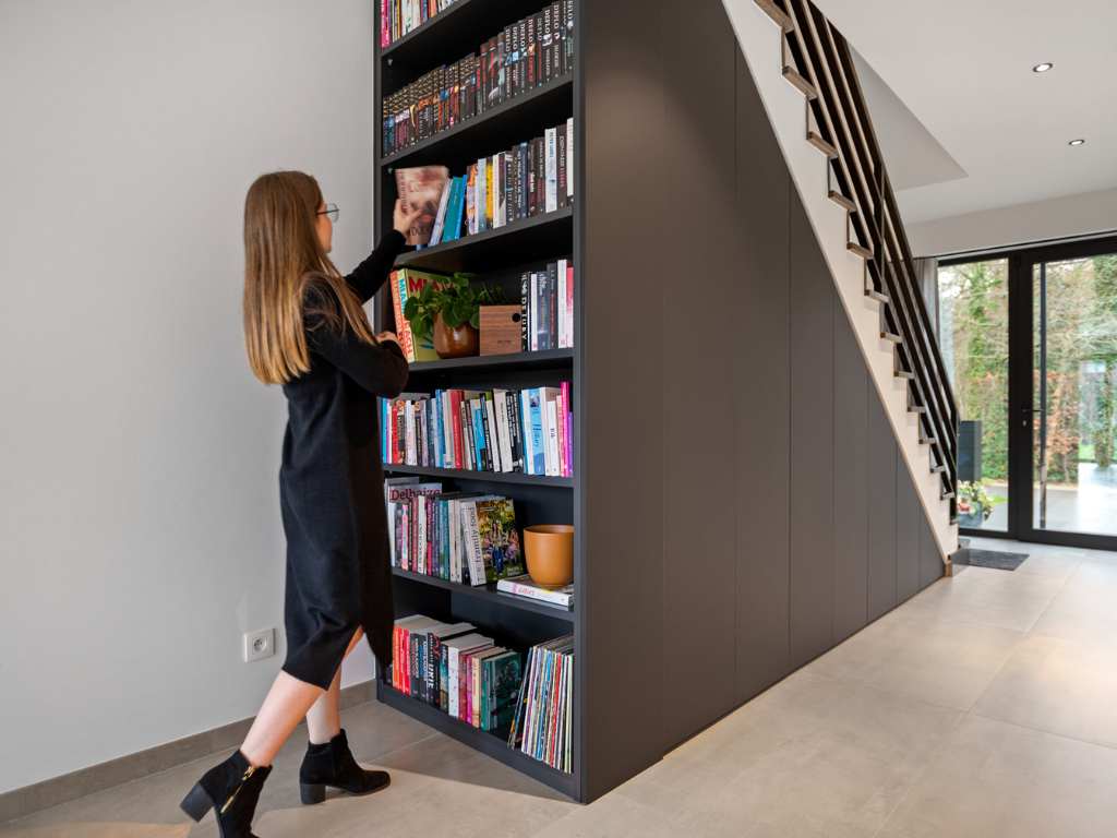 Opbergruimte voor boeken onder de trap