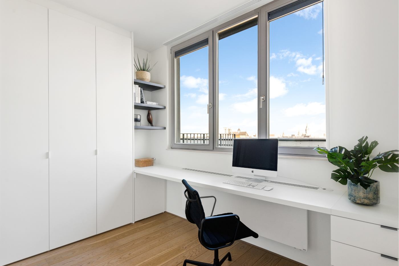Home office voorzien van maatkasten en bureau