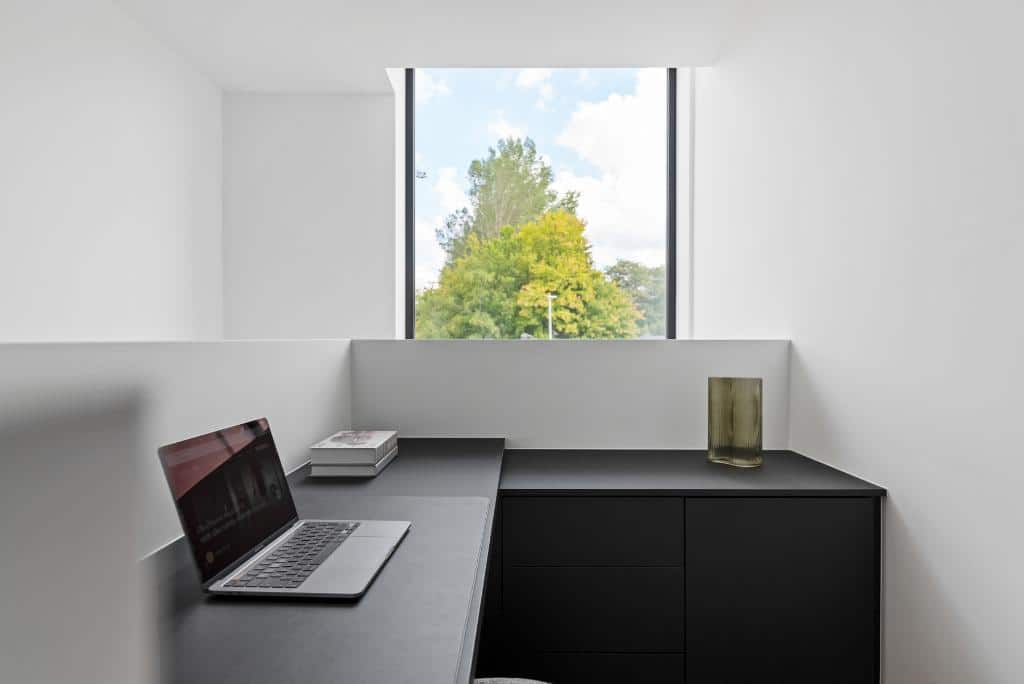 Bureau op maat in de nachthal