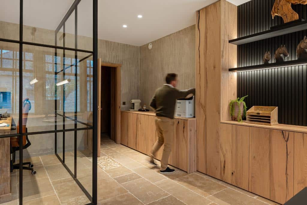 Bureau op maat in fineer