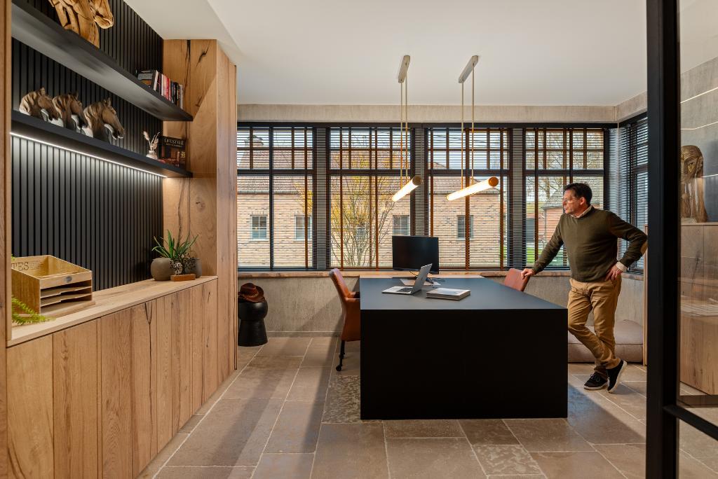 Bureau op maat in fineer