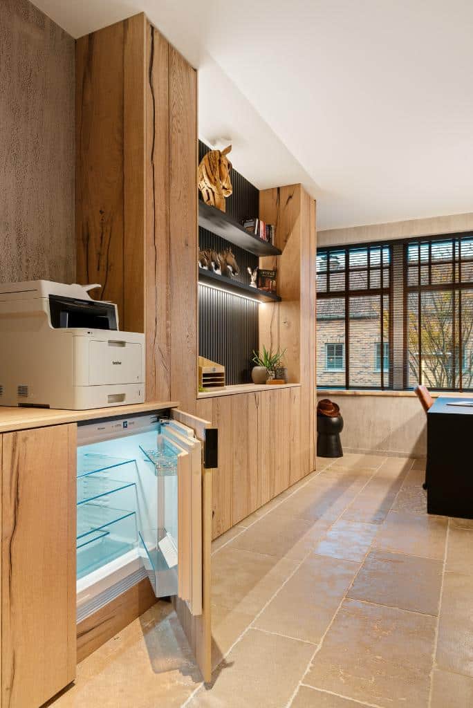 Bureau op maat in fineer