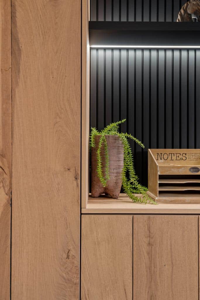 Bureau op maat in fineer