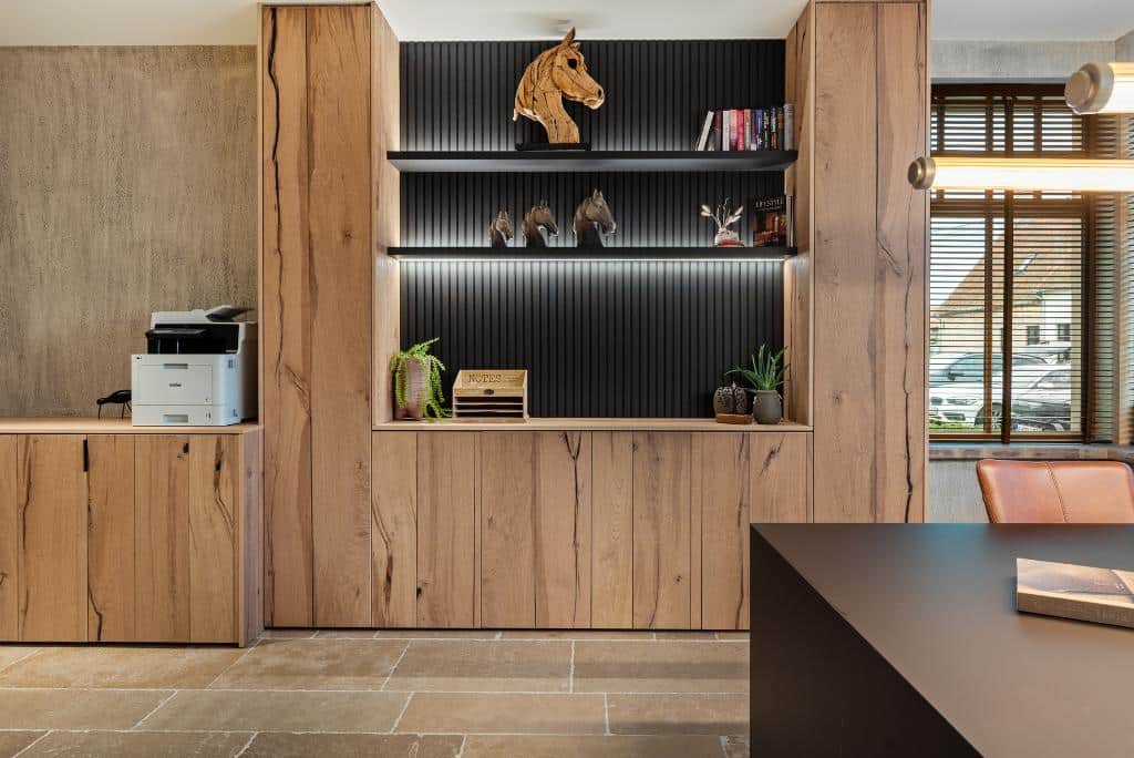 Bureau op maat in fineer
