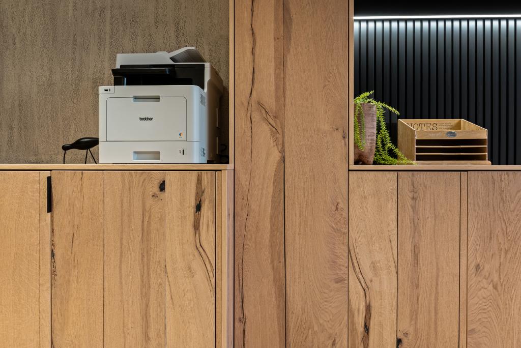 Bureau op maat in fineer