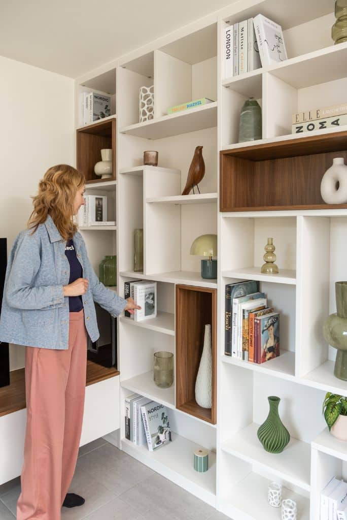 Vrouw bergt op in livingmeubel