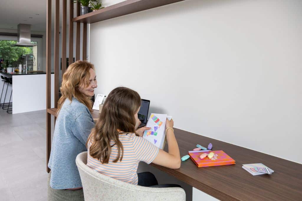 Mama en dochter in home office