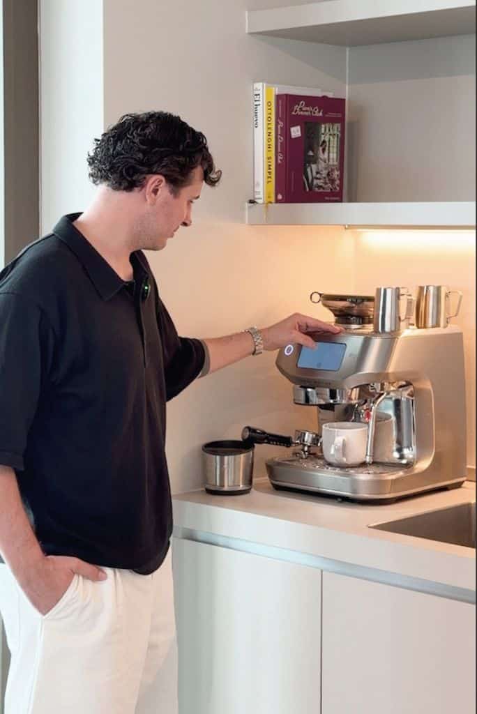 partner Liam maakt koffie