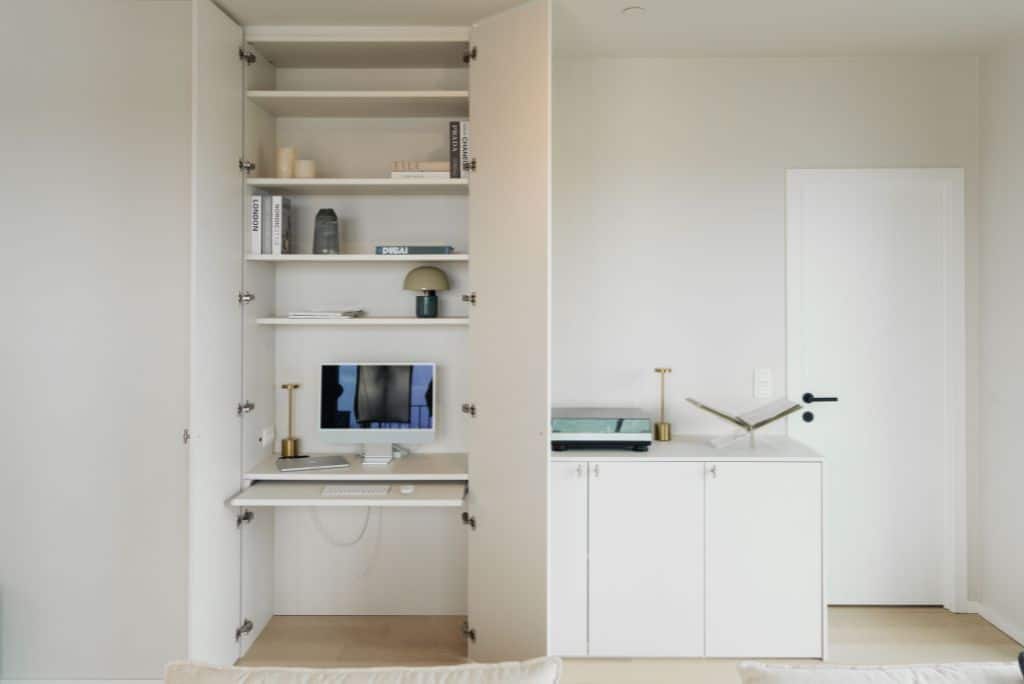 maatkasten-in-appartement-daphne6 livingmeubel op maat met bureau